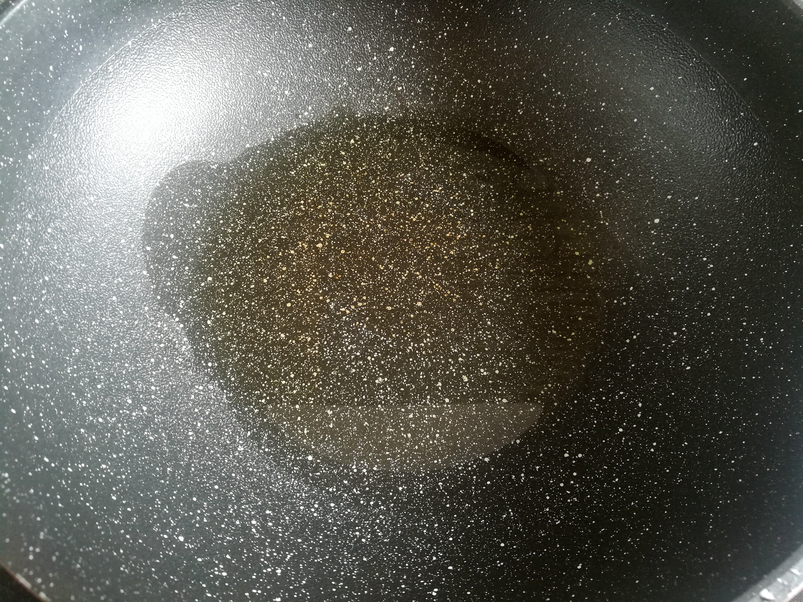 炒花生米用不用去皮,花生米必须用油炒才脆吗