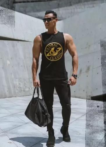 他身高183公分,胸肌硕大差点把衬衫撑爆,这身材简直绝了