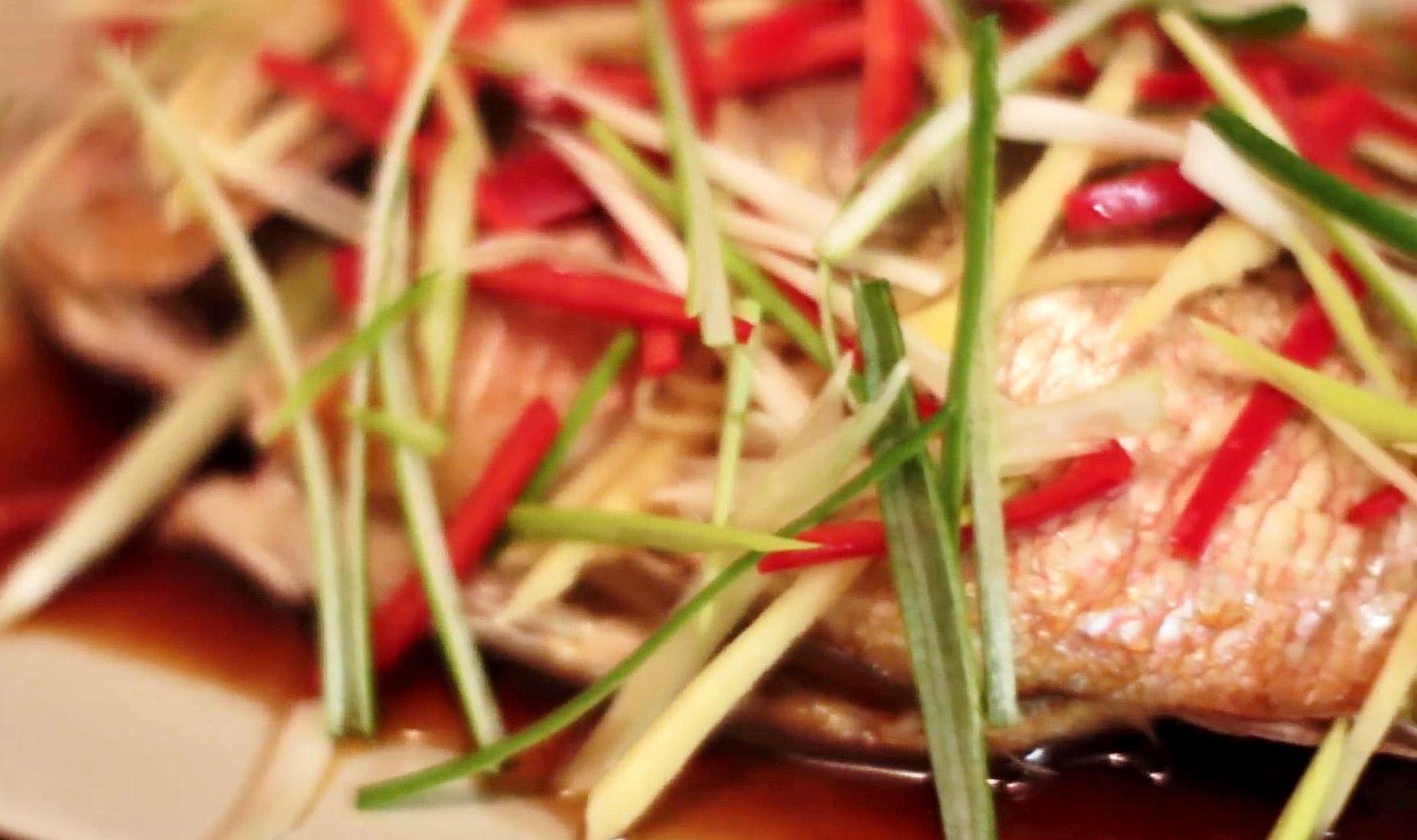 饭店里的清蒸鱼是怎么做的,为什么饭店里蒸的鱼那么嫩