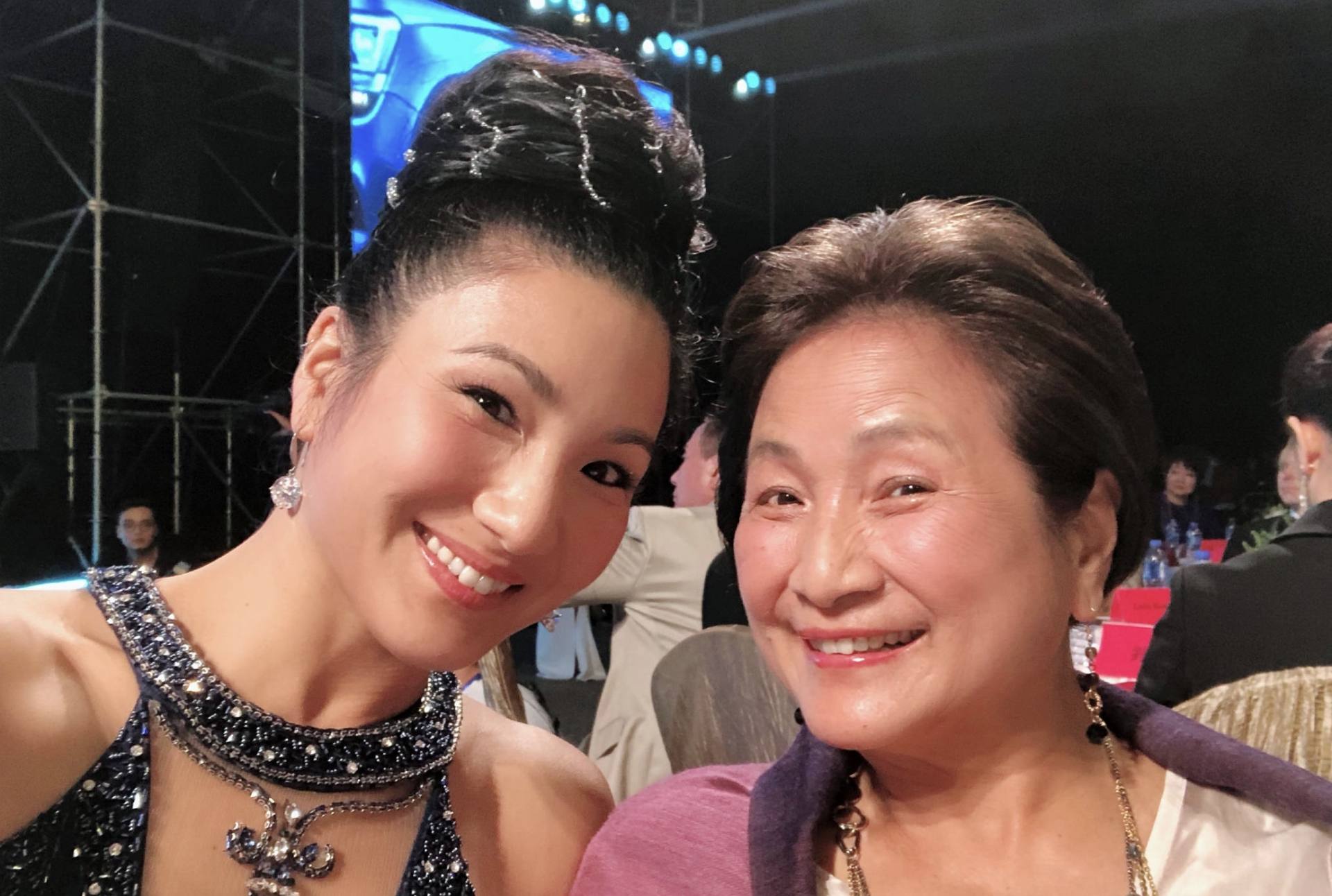 原子鏸港姐视频,原子鏸和郑佩佩什么关系