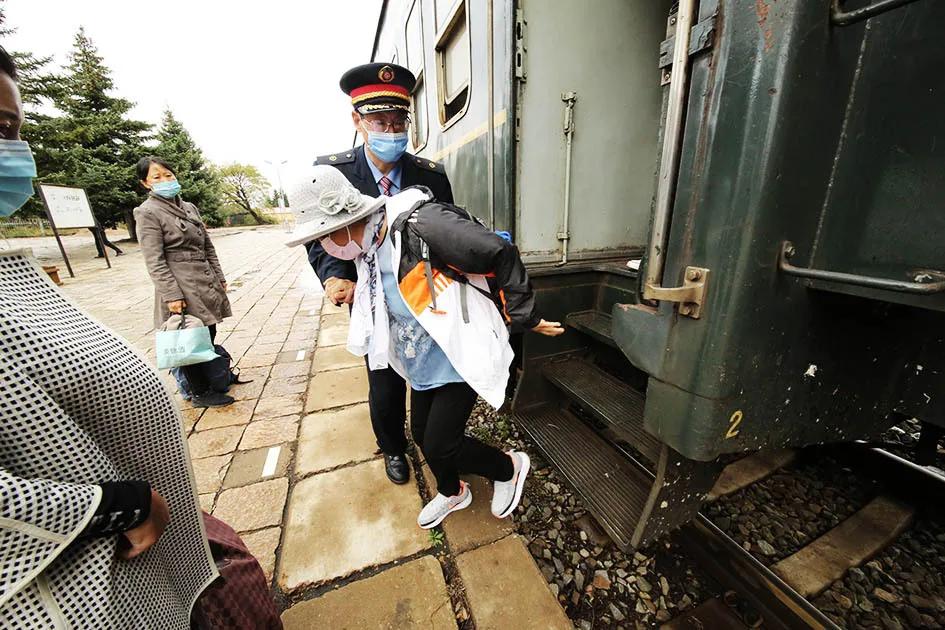 这趟火车创下4个中国之最，而且行程近1000公里，票价才40几块！