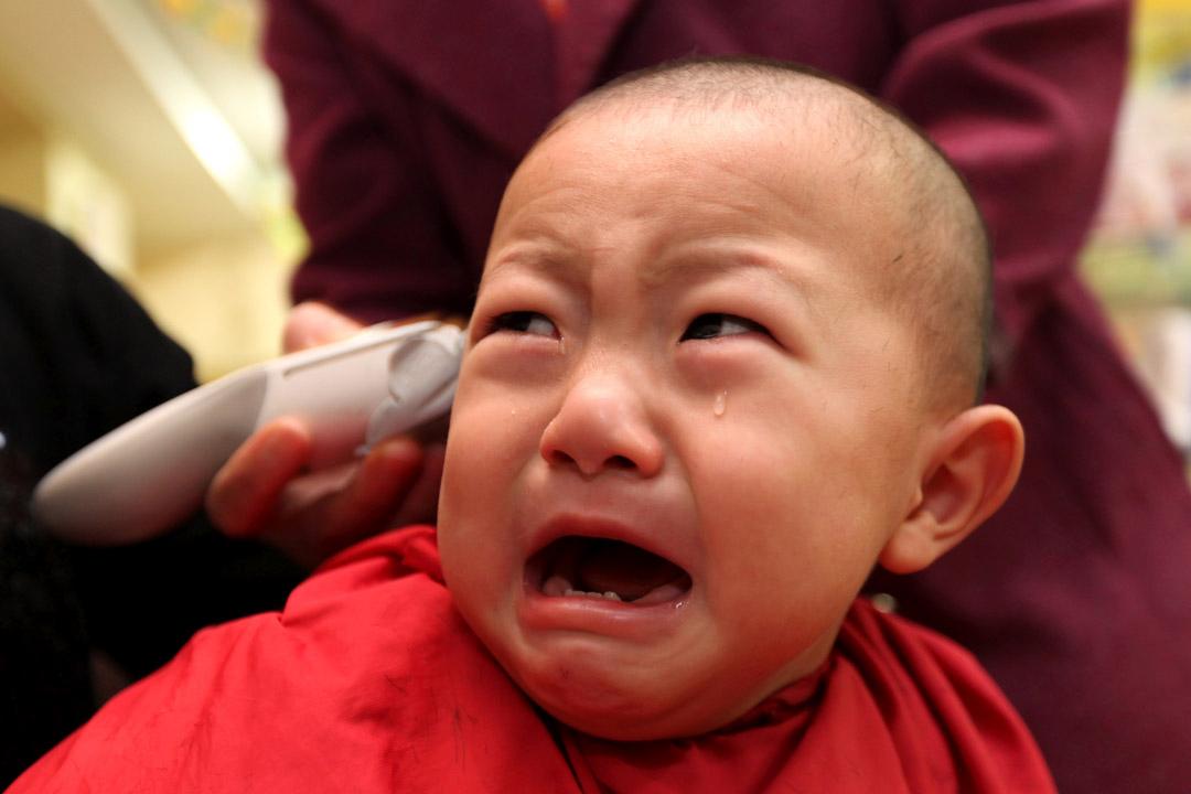 宝宝非常抗拒理发该怎样正确引导,给宝宝理发怎么才能不哭不闹