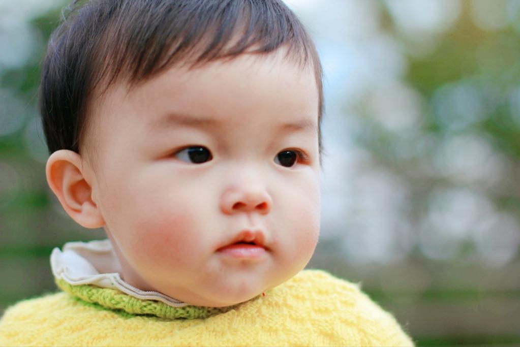 1岁宝宝的动作发育标准，各个身体部位不同，你家孩子达标了吗？