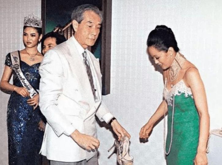 现在是章小蕙有钱还是钟镇涛有钱,钟镇涛和章小蕙到底欠多少钱