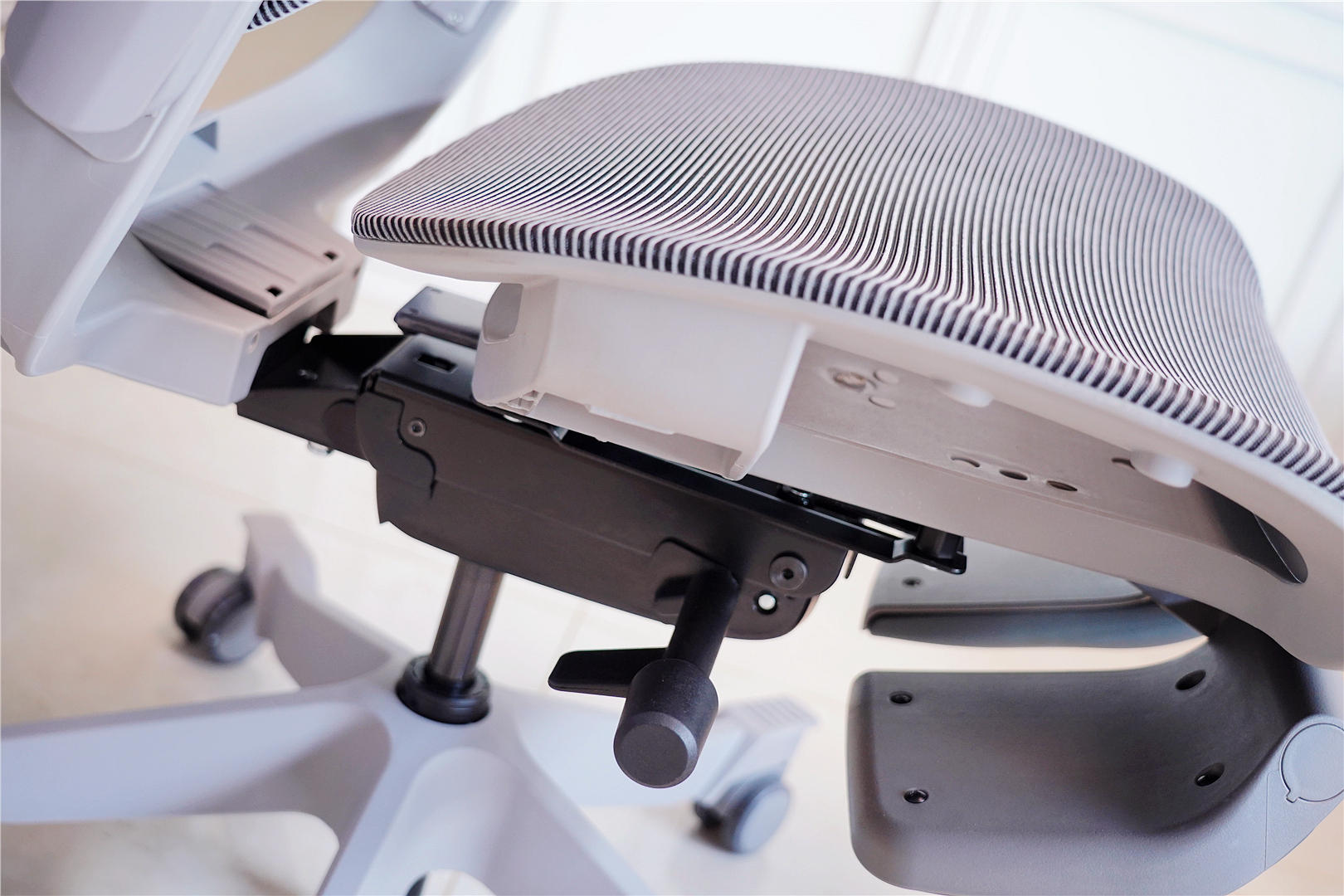 缓解疲劳，降低久坐危害，请选择网易严选3D悬挂腰靠人体工学转椅