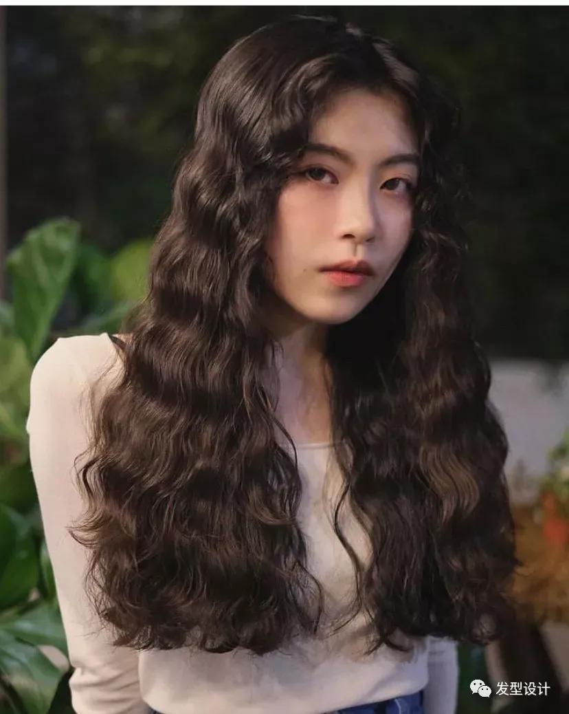全头烫中长发小卷发,全头烫发型图片中长发中大卷