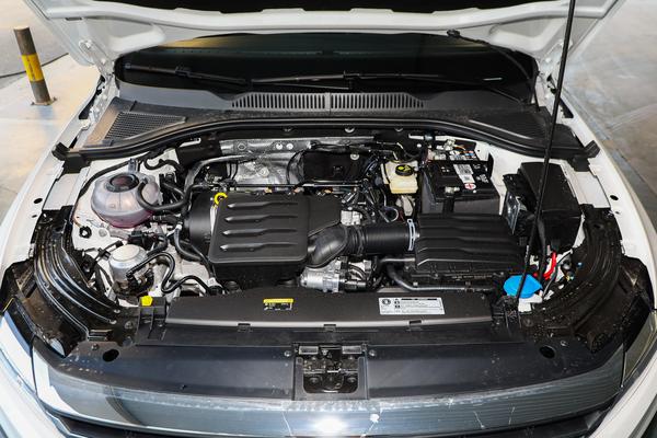 大众朗逸带有家族风格，搭载1.4T和1.5L，车身造型稳重