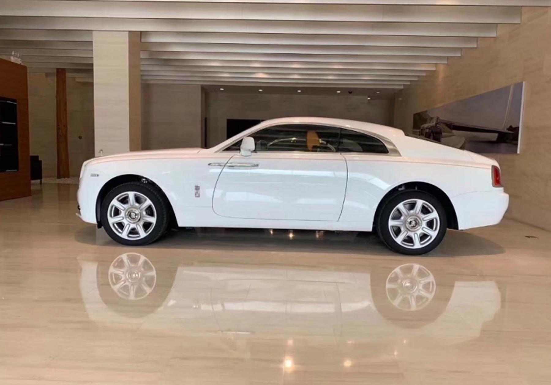 小伙开劳斯莱斯被阿姨吐槽,男子开劳斯莱斯跑滴滴被投诉