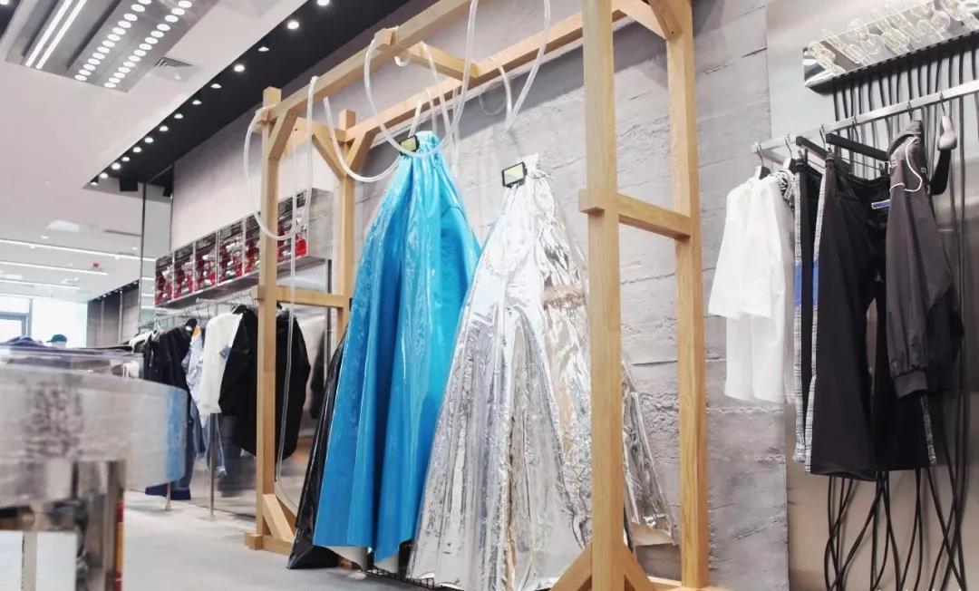 卡宾中国风男装,卡宾男装店铺装修风格