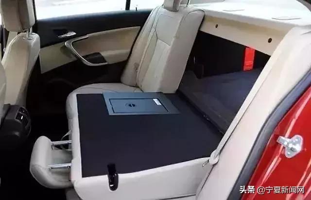 宁夏银川女子开车,凌晨5点女子把车开进河里