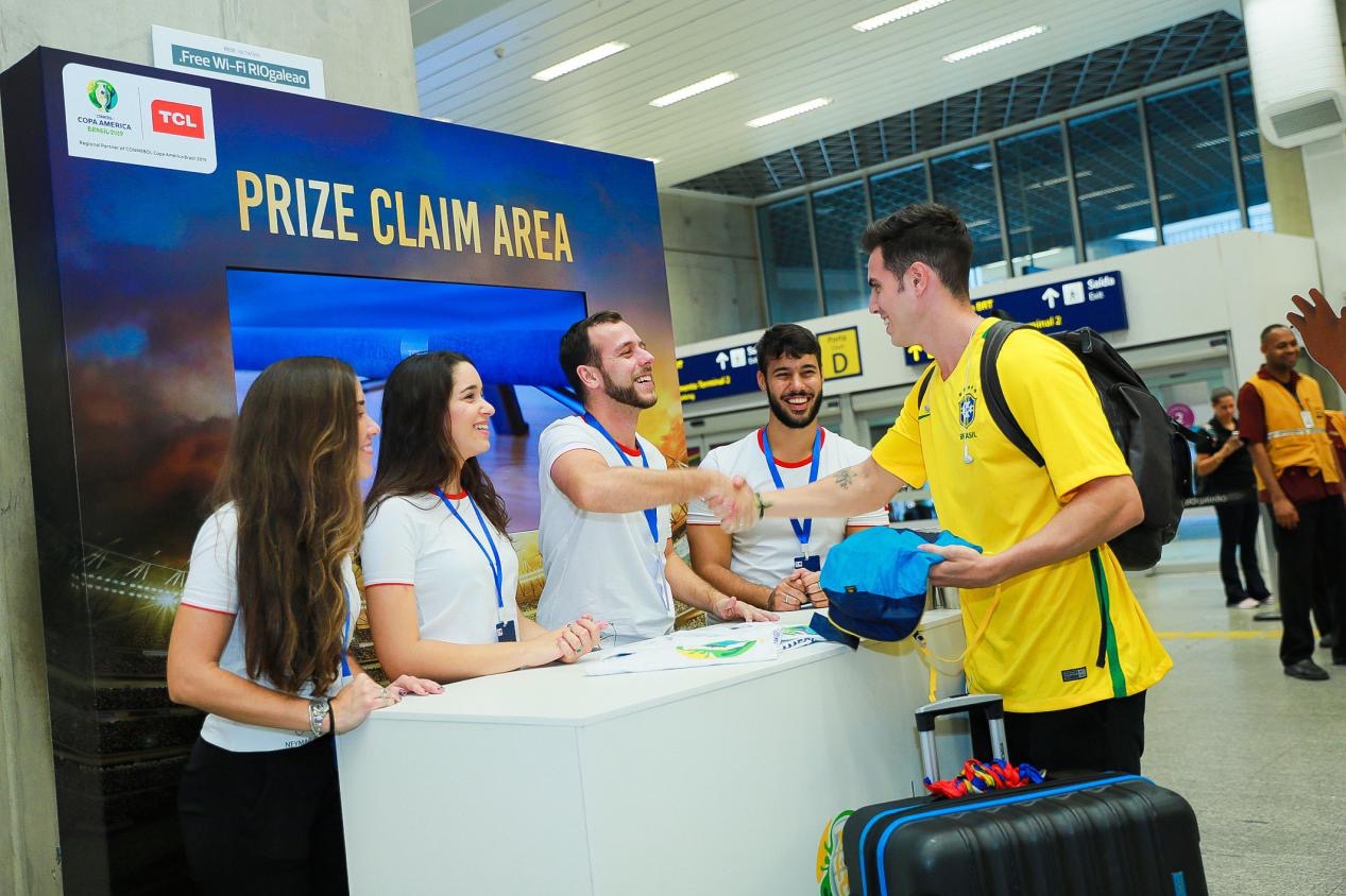 别老盯着各路球星，TCL把美洲杯足球赛的激情带到了机场