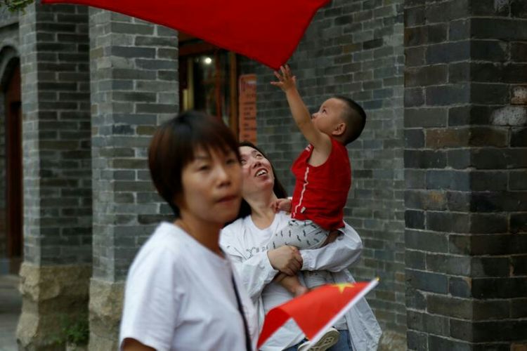 庆国庆出门扫街拍照，专门拍摄娃娃照片，展示洛阳休闲生活