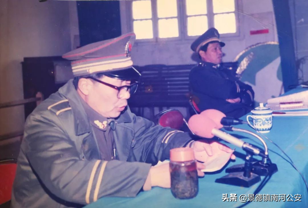 珍贵实拍70年代,一张图看警服的变迁