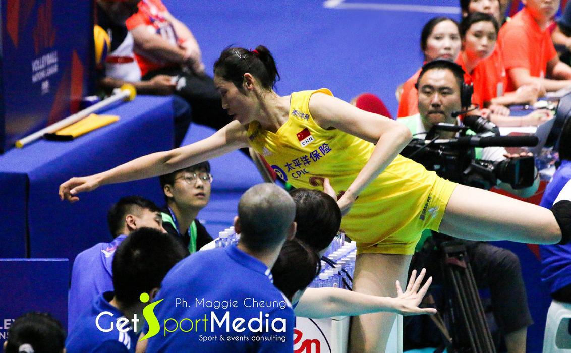 排球朱婷精彩瞬间,朱婷救球手腕受伤