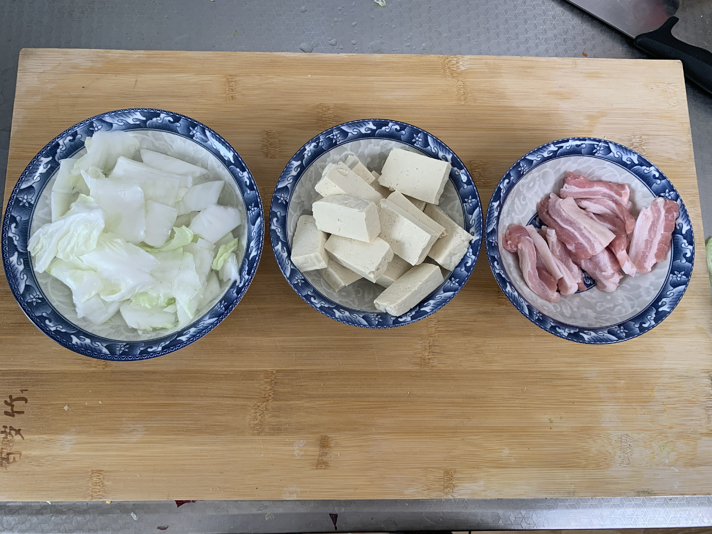 白菜炖粉条先放哪个,白菜炖粉条粉条什么时候放合适