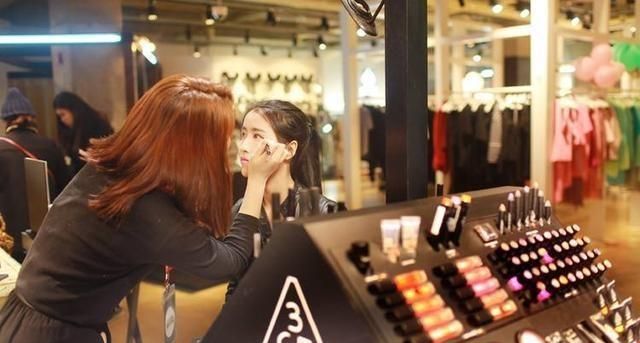 别傻了，这些化妆品都是代购炒出来的，其实相当鸡肋