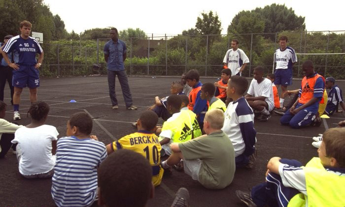 给小朋友讲解足球规则,足球训练家长准则