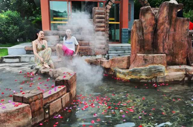 西咸水矿温泉度假村住宅,温泉度假别墅房间带池