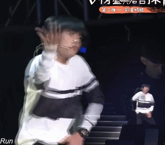 易烊千玺露半面脸,易烊千玺红衣顶胯舞