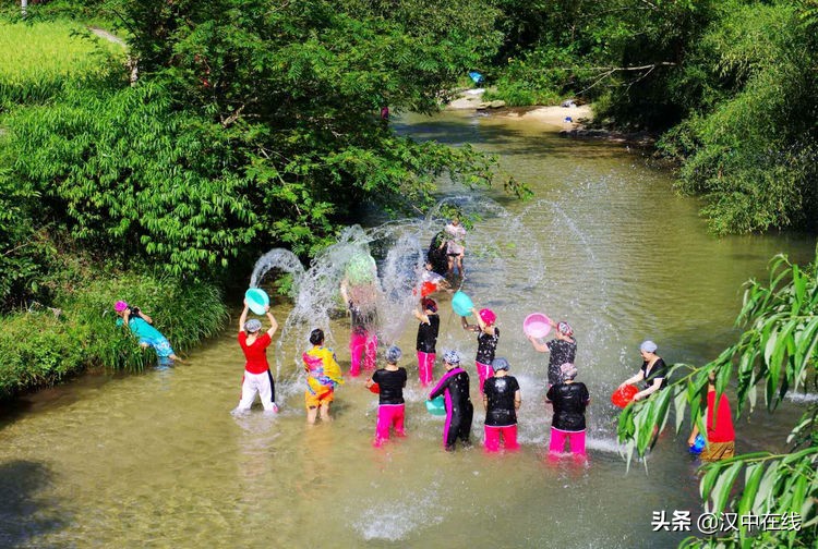 2020汉中水上表演,城固二里泼水