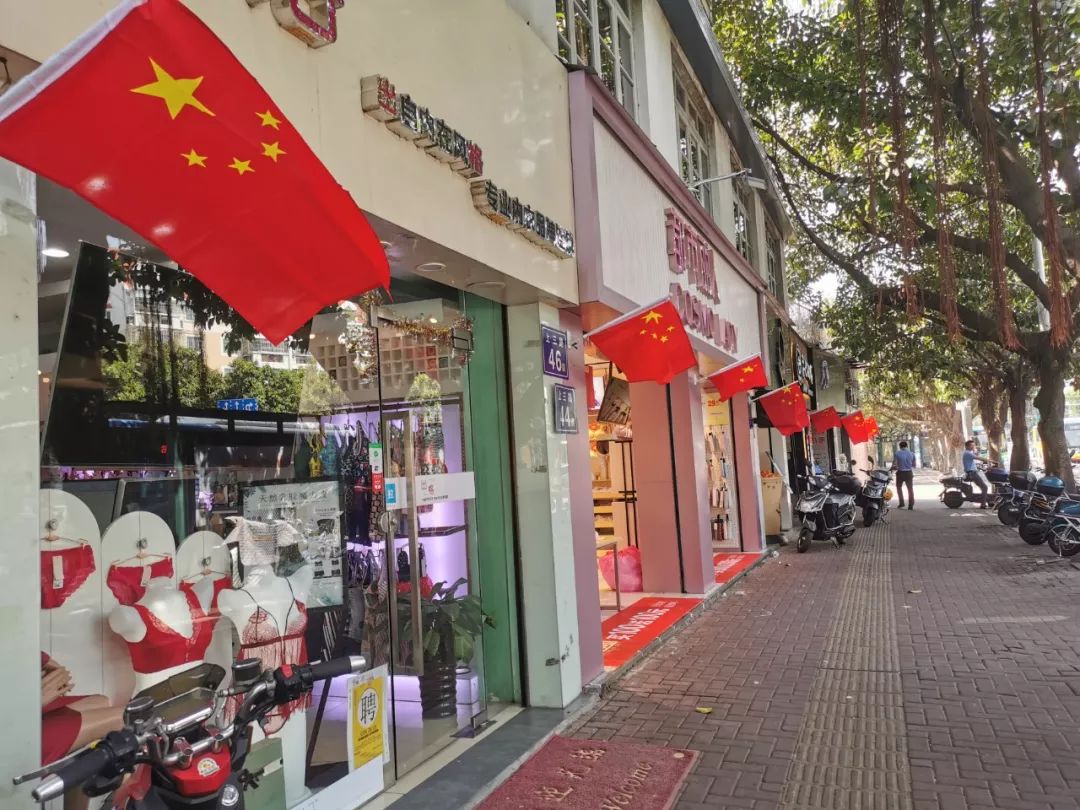 迎国庆街景,迎接国庆换上崭新的国旗