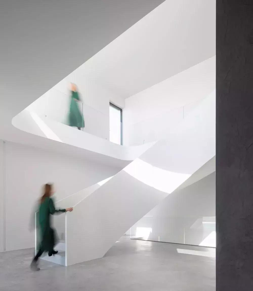 看似简单的白色极简，室内却如此惊艳