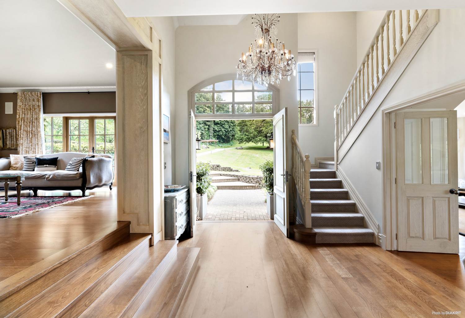 买房送劳斯莱斯,十亿豪宅送劳斯莱斯