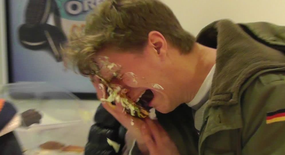 汉堡王新广告用超大筷子吃汉堡，被指歧视华人