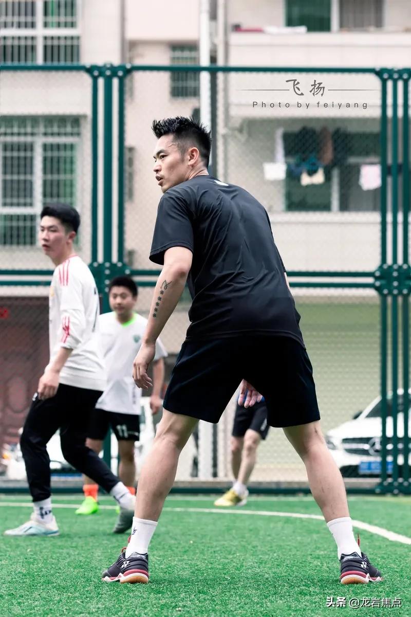 林丹脚踢球,林丹回到球场赢了