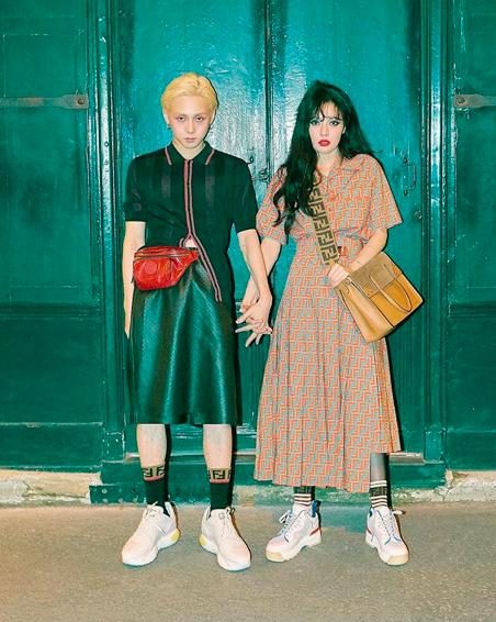 泫雅从明星到草根网红之路,为何同是甜蜜晒恩爱张杰与谢娜就不行