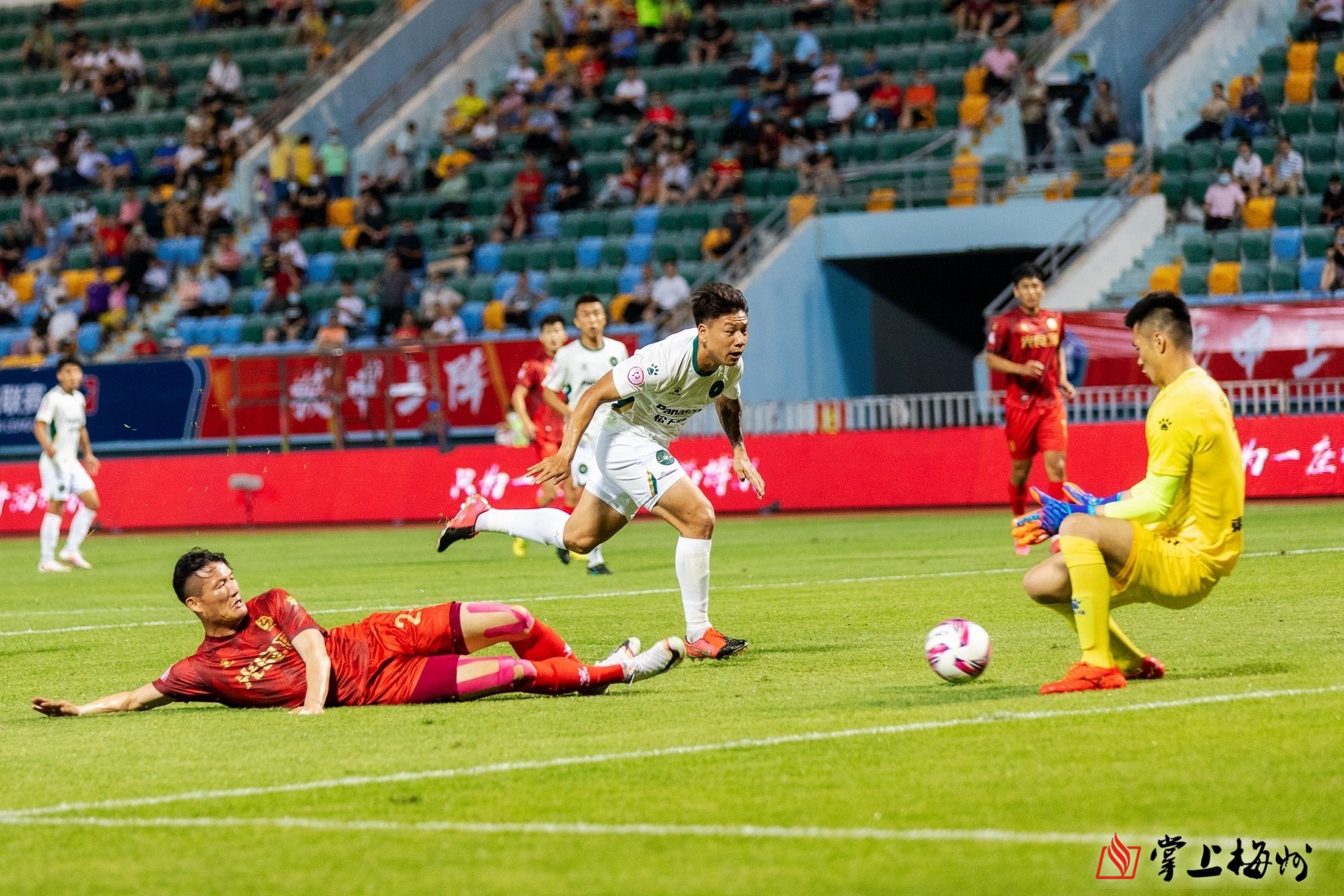 梅州客家中甲比赛录像,梅州曾宪梓体育馆足球比赛