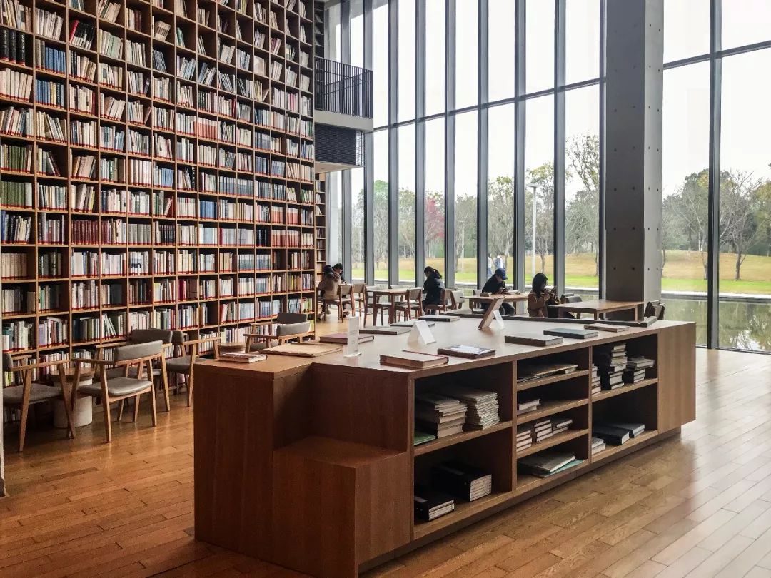 进了图书馆就不想走了的文案,进了图书馆就不想走了