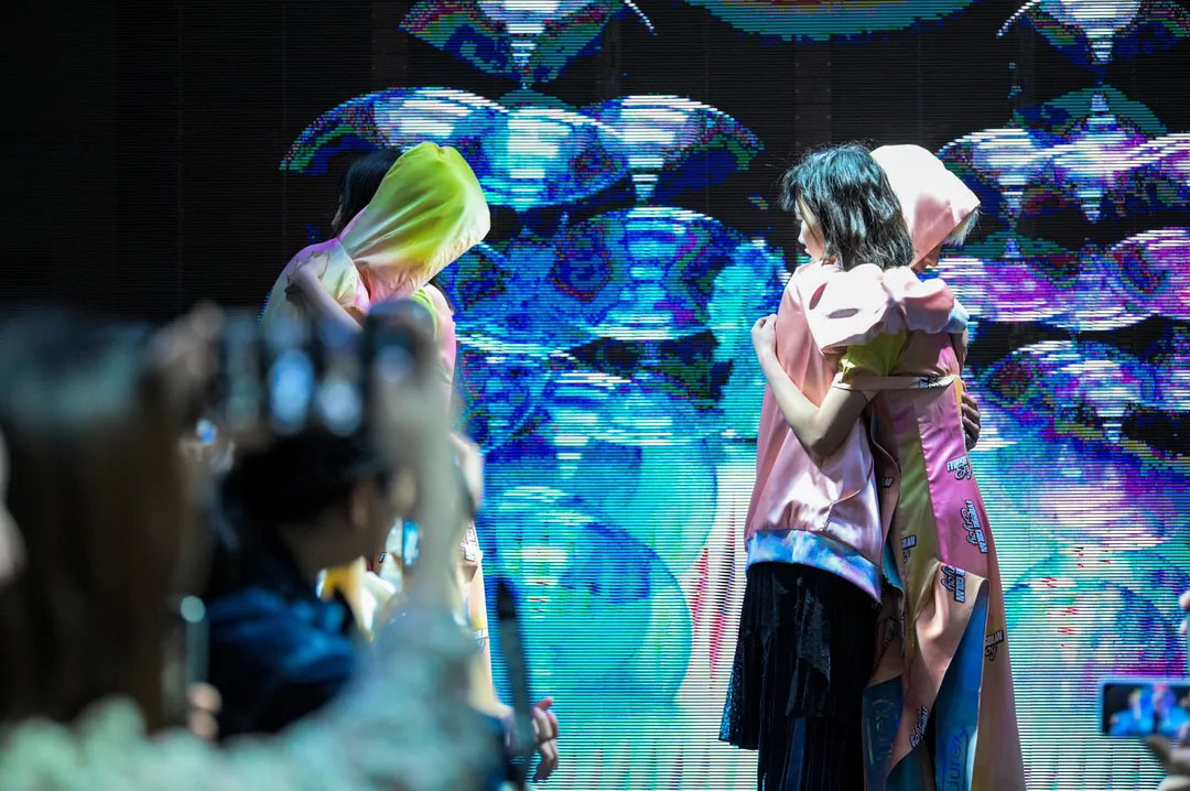 啥？这年头“杜蕾斯”都出时装了，这画风真的是让人一言难尽