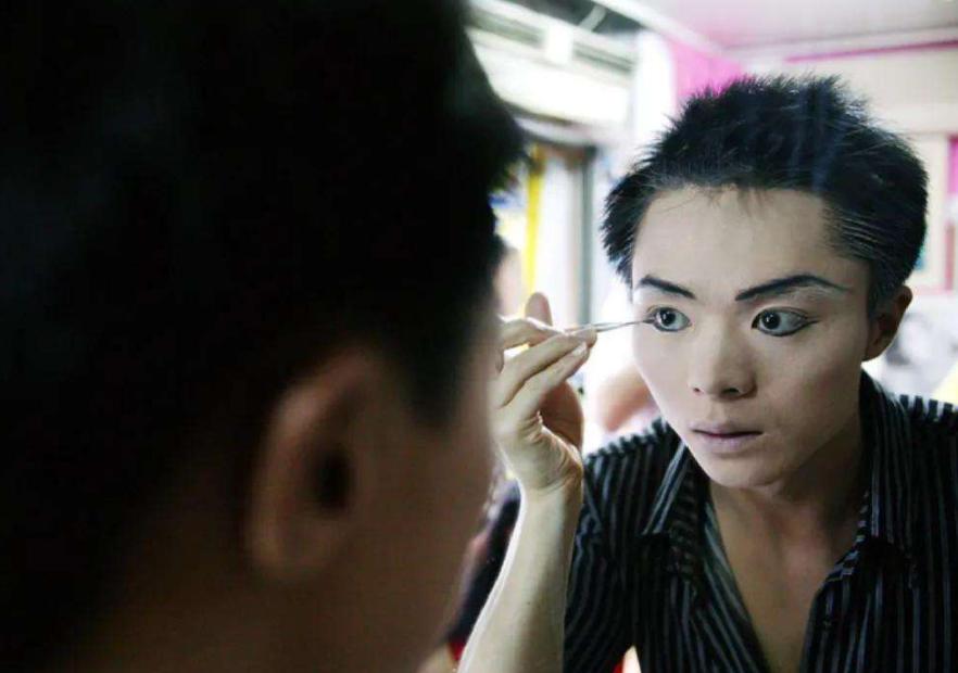 “变性人”李二毛,为爱变“女人”却惨遭抛弃,受尽屈辱悲惨离世