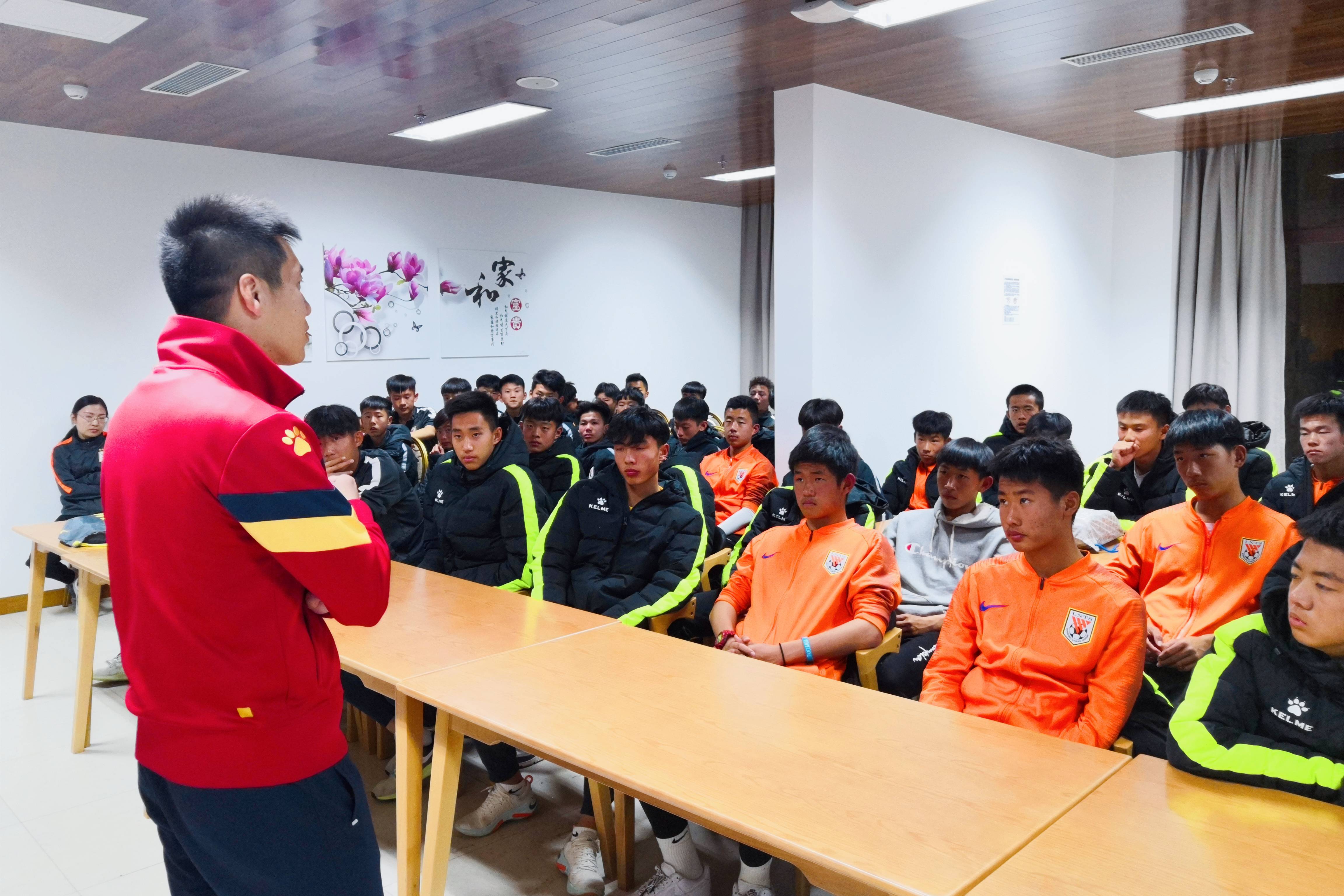 国足队员的工资是谁给的,国足球员一年工资是多少