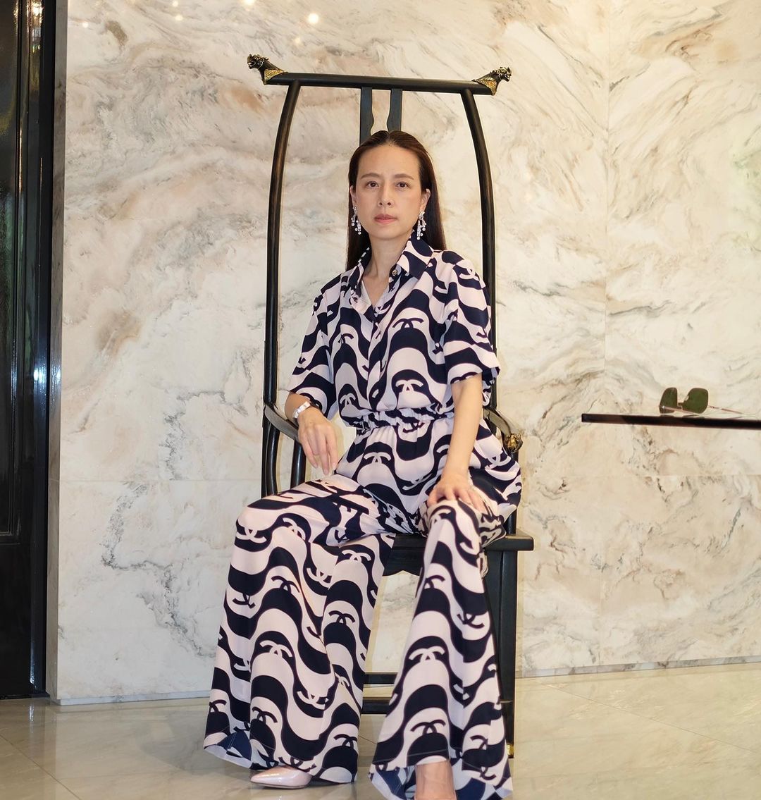 56岁泰国华裔富婆跪拜苏提达,泰国第一美女香奈儿