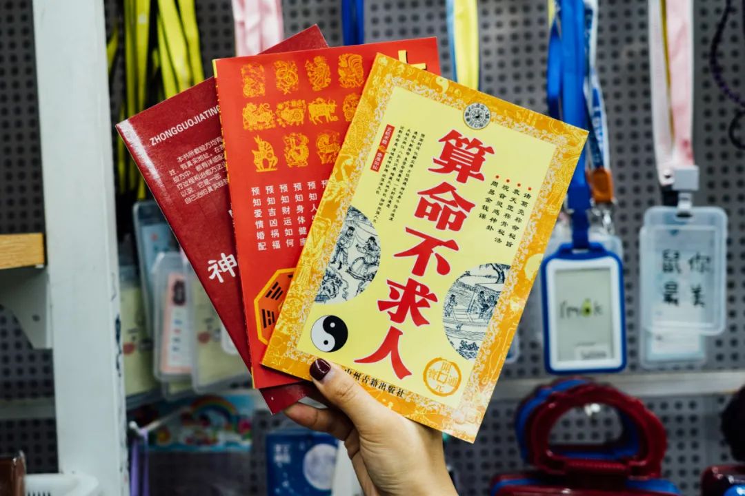 活着的两元店,2块钱能买啥?