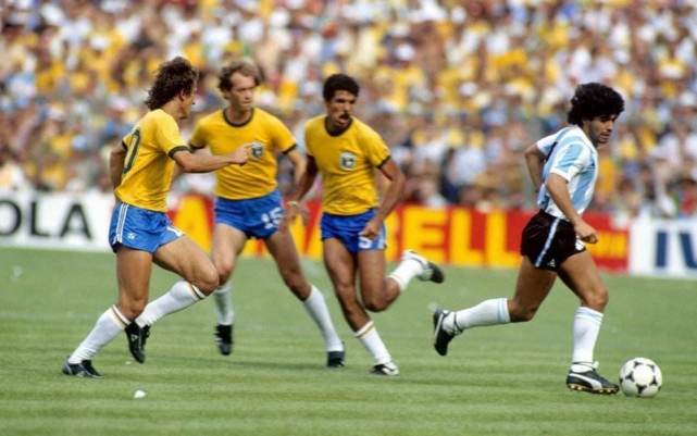 盘点足球场上的红牌搞笑瞬间,足球场红牌合集