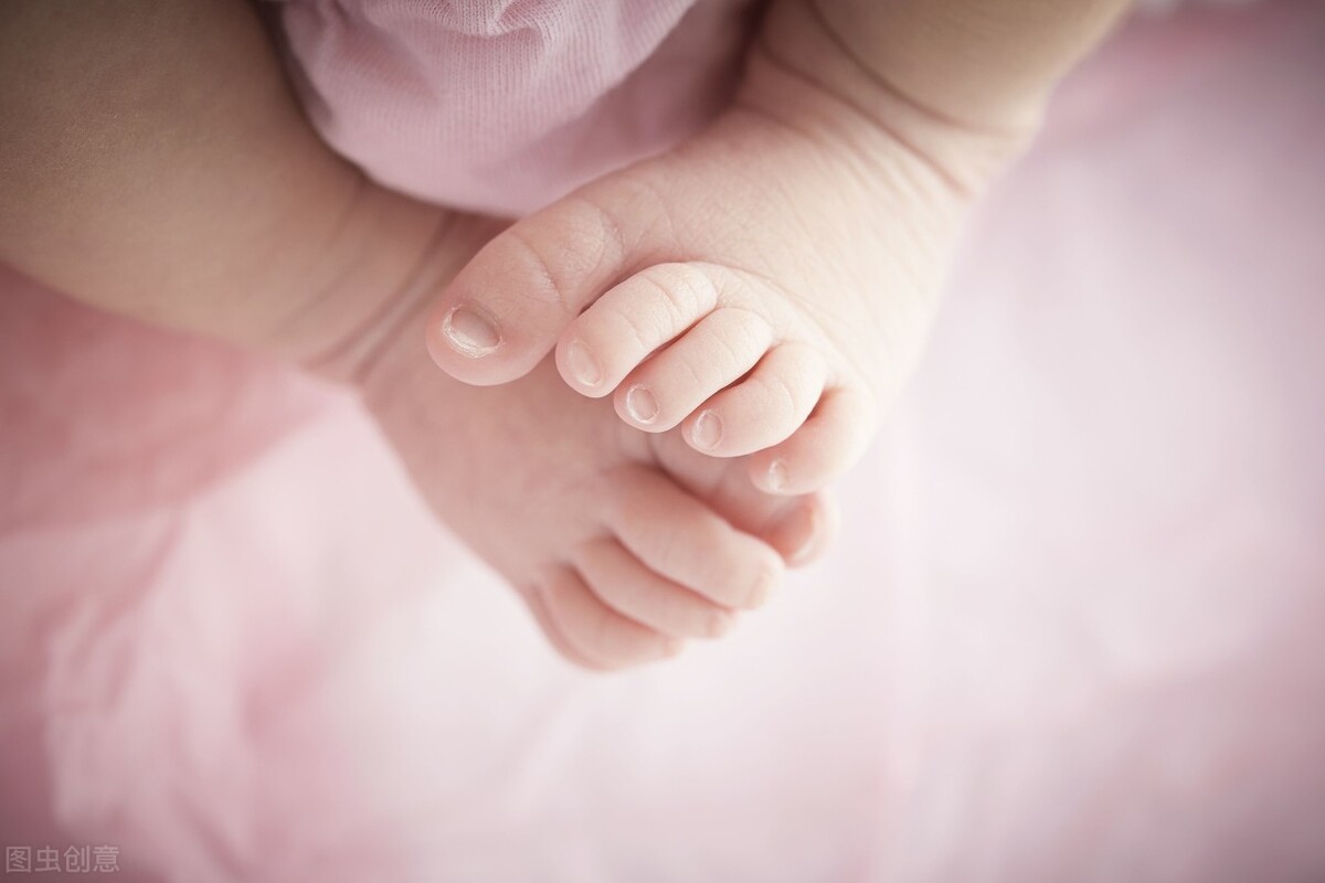 宝宝脚趾甲往上翘怎么办呢,满月宝宝脚趾甲翘起来怎么回事