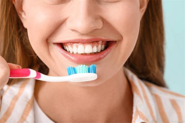 内侧牙缝的牙结石被我抠掉了,牙缝的黑色是牙结石吗可以抠掉吗