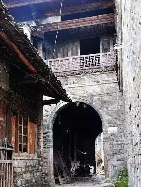 这个村庄一千年前建了个生态下水道，至今旱涝不惧