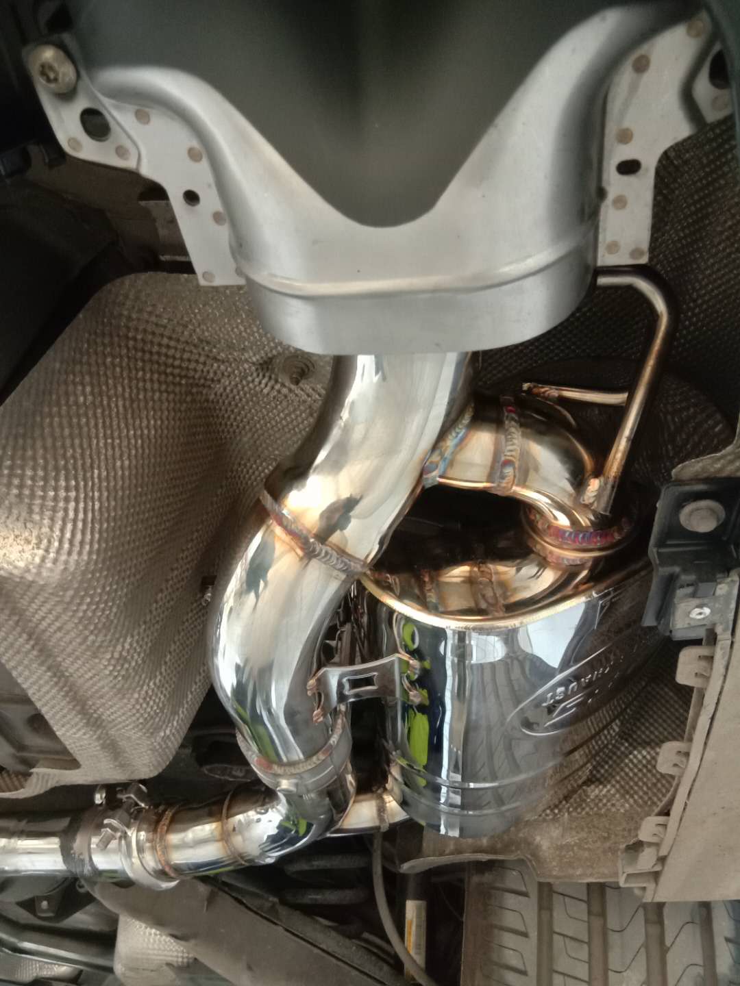 奔驰e300豪华版2024改后排气,天津市金道百世汽车用品