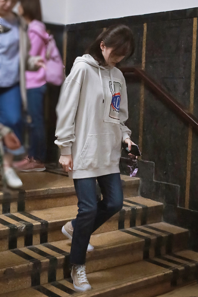 刘诗诗产后复出粉色礼服,刘诗诗亮相身形消瘦