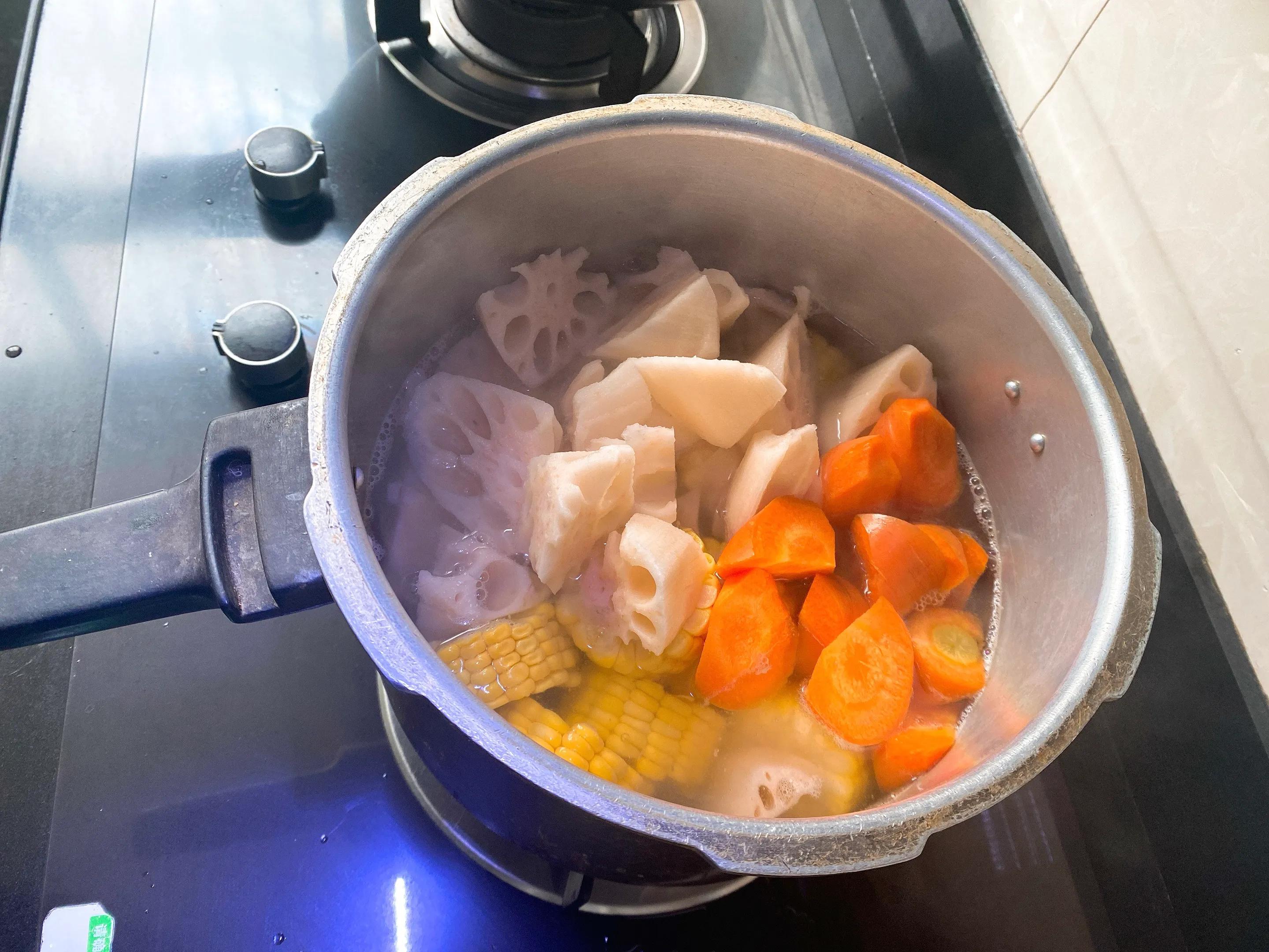 玉米排骨莲藕汤放多少排骨,玉米莲藕排骨汤先放什么