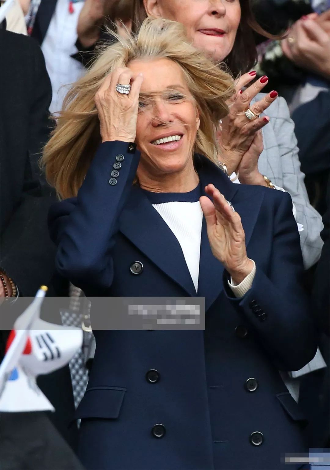 66岁法国第一夫人陪老公看球,双手抱胸气场足,马克龙竟变成陪衬