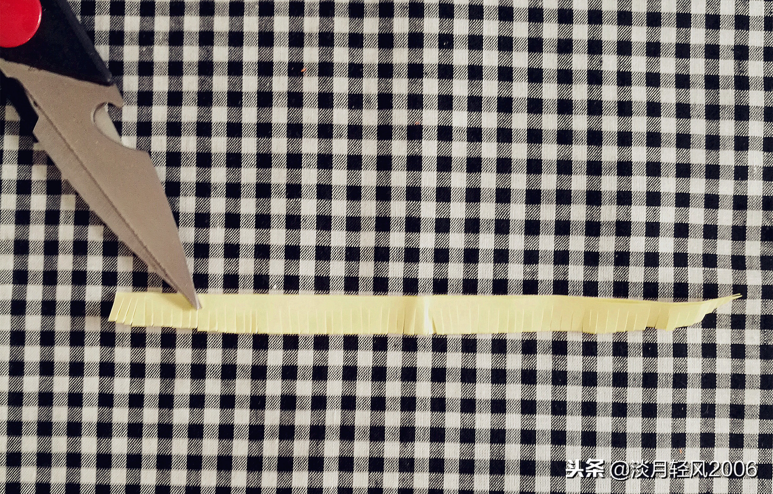 卡纸手工制作小花,用卡纸和棒棒糖做小花送给孩子