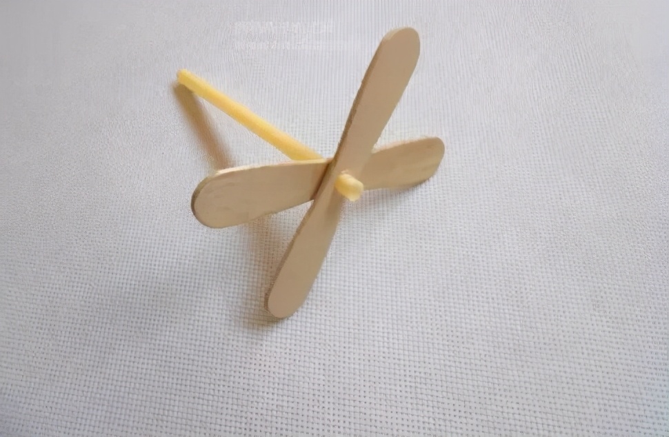 能飞的手工飞机制作幼儿园,国庆幼儿园手工制作飞机图文