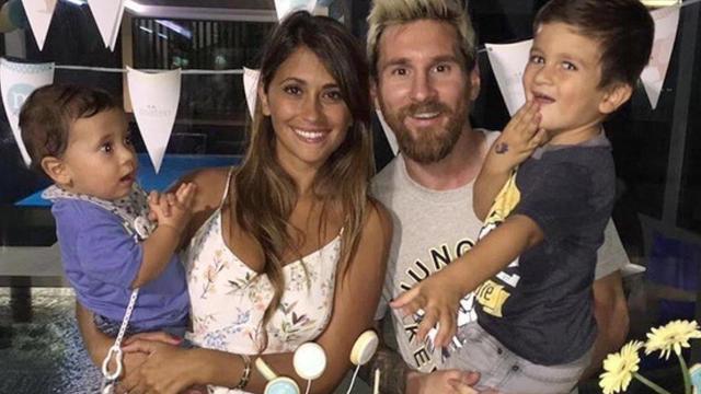 梅西老婆生了几个孩子,梅西老婆带孩子和梅西团聚