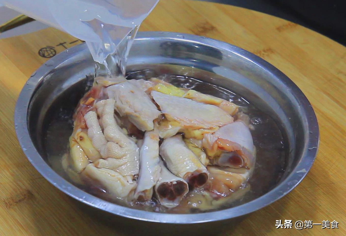 大厨做黄焖鸡米饭教学视频,大厨教你做黄焖鸡米饭的简单做法