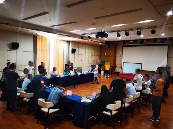 民警健身时巧遇洗钱嫌犯,民警训练吃零食